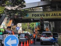 Sebuah truk crane tersangkut usai menabrak jembatan penyeberangan orang (JPO) di Jalan Kapten Tendean, Mampang Prapatan, Jakarta Selatan, Selasa (14/7/2026). (CNBC Indonesia/Faisal Rahman)