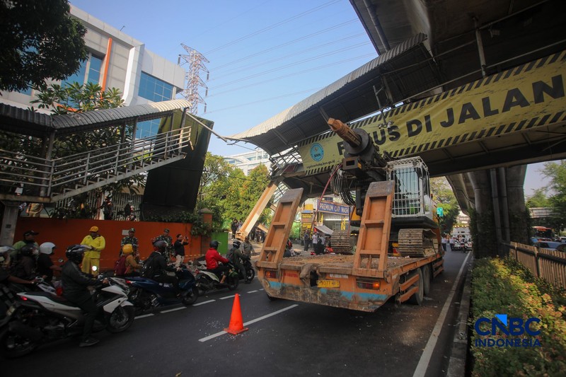Sebuah truk crane tersangkut usai menabrak jembatan penyeberangan orang (JPO) di Jalan Kapten Tendean, Mampang Prapatan, Jakarta Selatan, Selasa (14/7/2026). (CNBC Indonesia/Faisal Rahman)