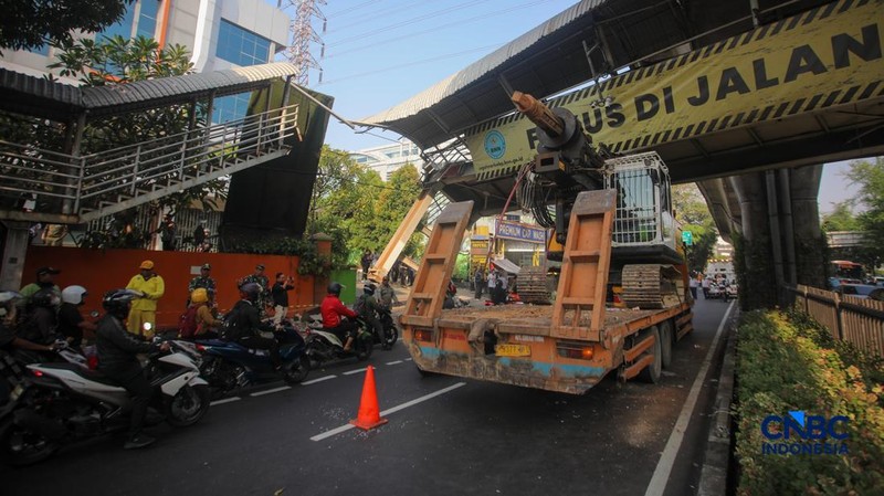 Sebuah truk crane tersangkut usai menabrak jembatan penyeberangan orang (JPO) di Jalan Kapten Tendean, Mampang Prapatan, Jakarta Selatan, Selasa (14/7/2026). (CNBC Indonesia/Faisal Rahman)