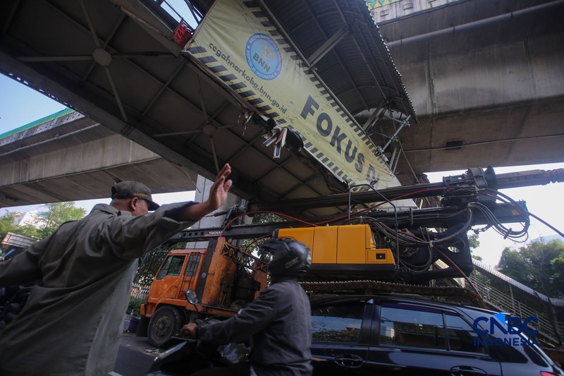 Sebuah truk crane tersangkut usai menabrak jembatan penyeberangan orang (JPO) di Jalan Kapten Tendean, Mampang Prapatan, Jakarta Selatan, Selasa (14/7/2026). (CNBC Indonesia/Faisal Rahman)