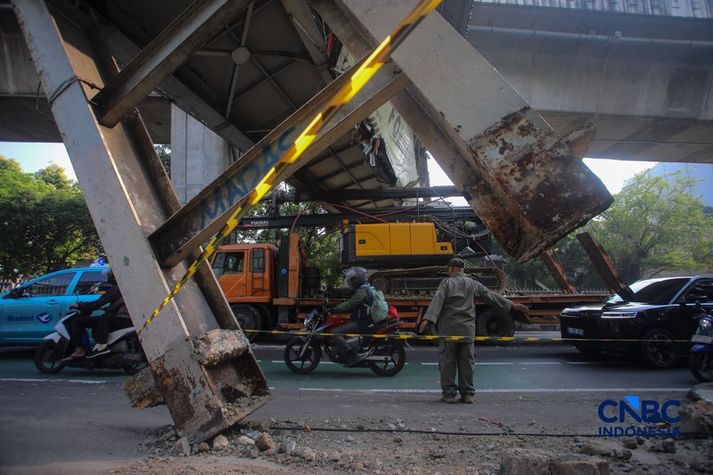 Sebuah truk crane tersangkut usai menabrak jembatan penyeberangan orang (JPO) di Jalan Kapten Tendean, Mampang Prapatan, Jakarta Selatan, Selasa (14/7/2026). (CNBC Indonesia/Faisal Rahman)