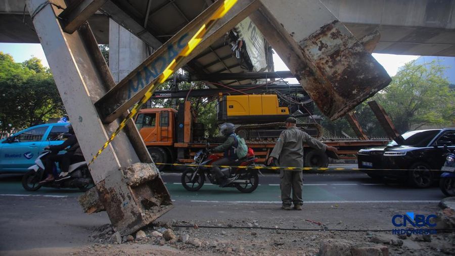 Sebuah truk crane tersangkut usai menabrak jembatan penyeberangan orang (JPO) di Jalan Kapten Tendean, Mampang Prapatan, Jakarta Selatan, Selasa (14/7/2026). (CNBC Indonesia/Faisal Rahman)