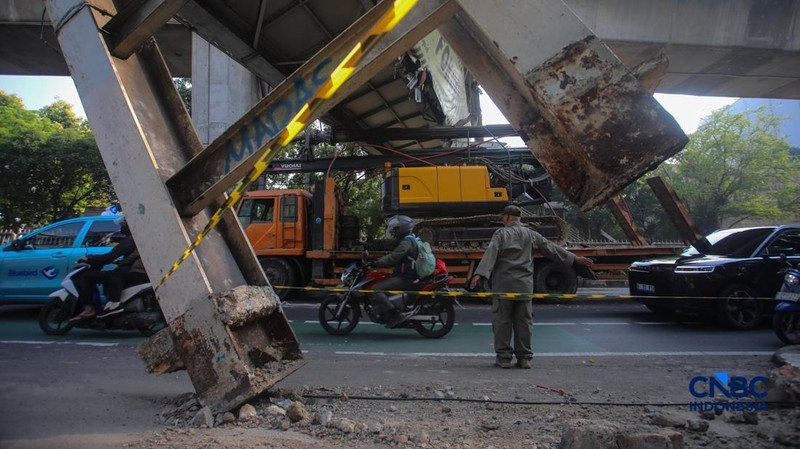Sebuah truk crane tersangkut usai menabrak jembatan penyeberangan orang (JPO) di Jalan Kapten Tendean, Mampang Prapatan, Jakarta Selatan, Selasa (14/7/2026). (CNBC Indonesia/Faisal Rahman)