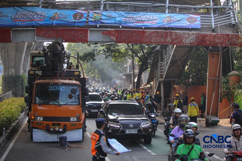 Sebuah truk crane tersangkut usai menabrak jembatan penyeberangan orang (JPO) di Jalan Kapten Tendean, Mampang Prapatan, Jakarta Selatan, Selasa (14/7/2026). (CNBC Indonesia/Faisal Rahman)