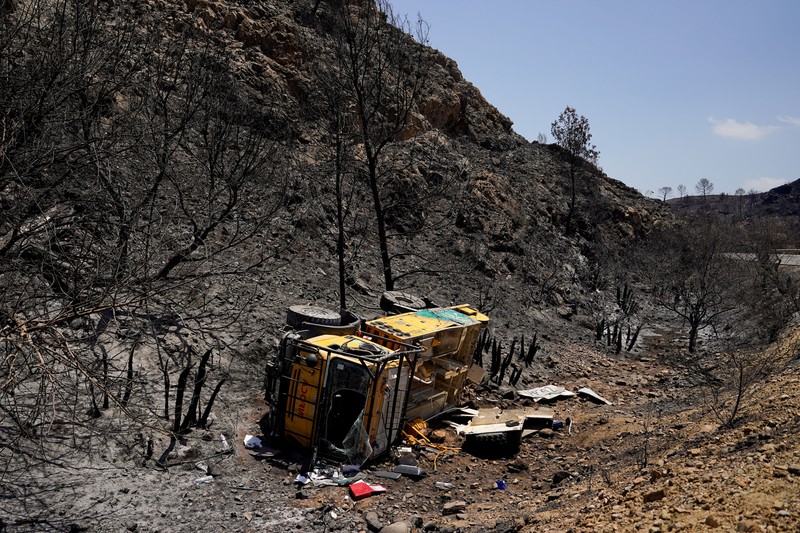 Pemandangan sebuah rumah yang dikelilingi oleh puing-puing akibat kebakaran hutan mematikan di Bedar, Almeria, Spanyol, 13 Juli 2026. (REUTERS/Ana Beltran)