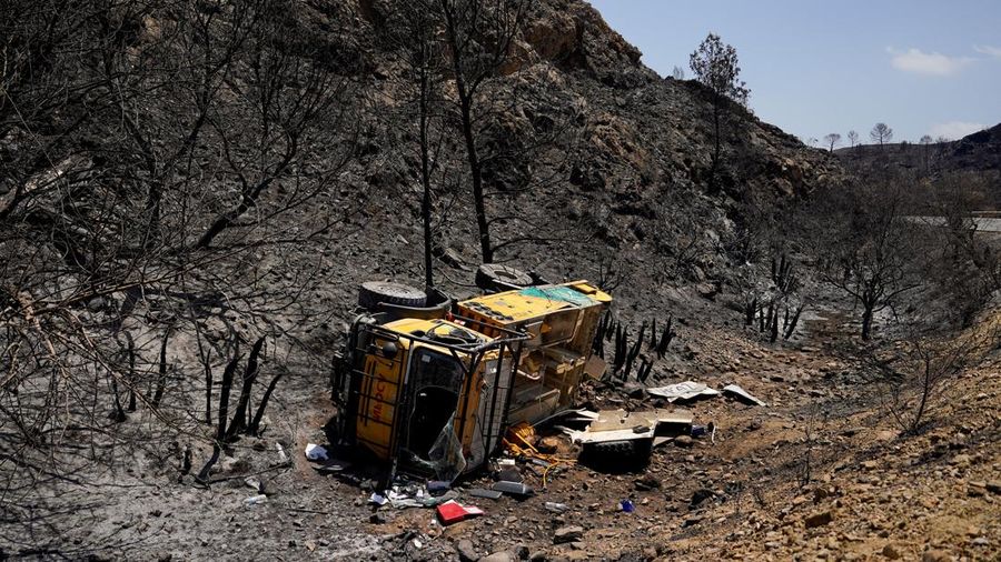 Sebuah truk pemadam kebakaran darurat terbalik setelah kebakaran hutan dahsyat di Bedar, Almeria, Spanyol, 13 Juli 2026.