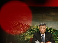 Sekretaris Partai Xinjiang Ma Xingrui menghadiri pertemuan delegasi Xinjiang selama Kongres Rakyat Nasional (NPC) di Balai Besar Rakyat di Beijing, Tiongkok, 7 Maret 2025. (REUTERS/Tingshu Wang)