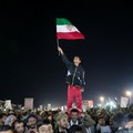 Seorang anak laki-laki melambaikan bendera Iran saat bergabung dengan pendukung Houthi dalam demonstrasi menentang serangan udara di Bandara Internasional Sanaa, di Sanaa, Yaman, 13 Juli 2026. (REUTERS/Khaled Abdullah)