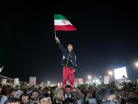 Seorang anak laki-laki melambaikan bendera Iran saat bergabung dengan pendukung Houthi dalam demonstrasi menentang serangan udara di Bandara Internasional Sanaa, di Sanaa, Yaman, 13 Juli 2026. (REUTERS/Khaled Abdullah)