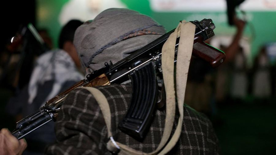 Seorang pendukung Houthi membawa senapan saat berdemonstrasi menentang serangan udara di Bandara Internasional Sanaa, di Sanaa, Yaman, 13 Juli 2026.