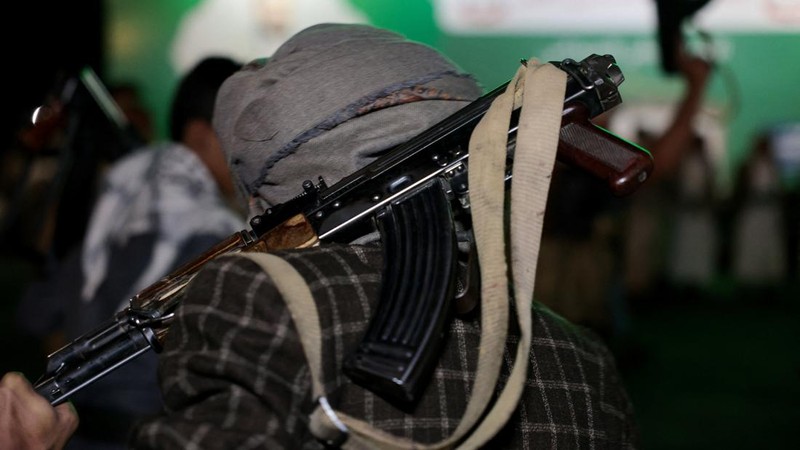 Seorang pendukung Houthi membawa senapan saat berdemonstrasi menentang serangan udara di Bandara Internasional Sanaa, di Sanaa, Yaman, 13 Juli 2026.