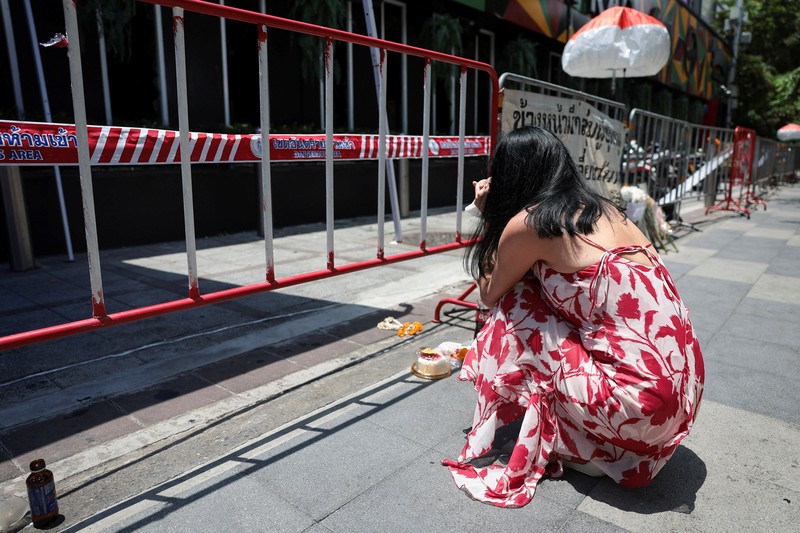 Bunga dan persembahan diletakkan di luar bar Rong Beer Na Lat Phrao, lokasi kebakaran mematikan, untuk memberi penghormatan kepada para korban yang kehilangan nyawa dalam kebakaran bar tersebut, sehari setelah kejadian, di Bangkok, Thailand, 14 Juli 2026. (REUTERS/Chalinee Thirasupa)
