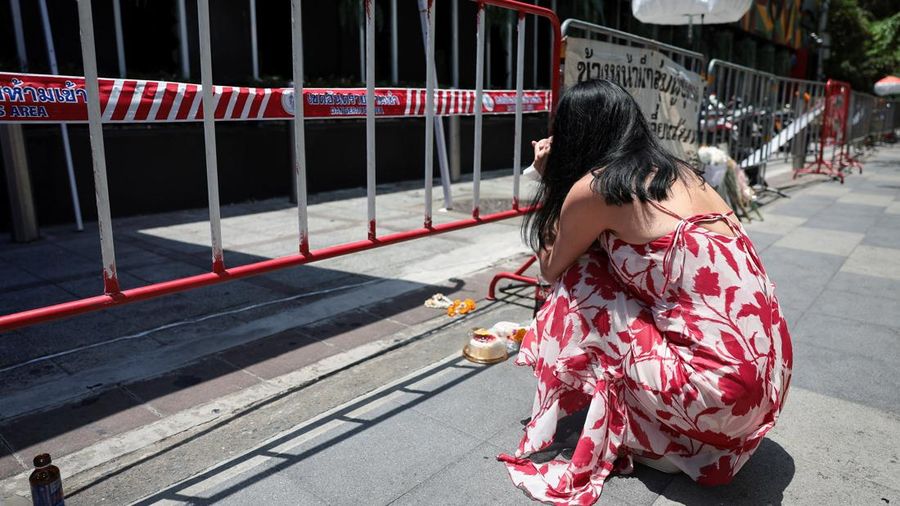 Seorang wanita mengunjungi bar Ring Beer Na Lat Phrao untuk memberikan penghormatan kepada para korban yang kehilangan nyawa dalam kebakaran bar tersebut, sehari setelah kejadian, di Bangkok, Thailand, 14 Juli 2026.