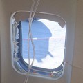 Suasana mencekam menyelimuti kabin pesawat Ryanair dalam penerbangan rute Thessaloniki, Yunani, menuju Memmingen, Jerman, setelah sebuah jendela penumpang dilaporkan terlepas saat pesawat masih mengudara, Jumat (10/7/2026).(Despoina Papapavlou/Reuter