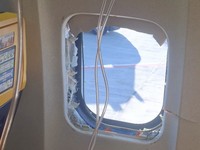 Suasana mencekam menyelimuti kabin pesawat Ryanair dalam penerbangan rute Thessaloniki, Yunani, menuju Memmingen, Jerman, setelah sebuah jendela penumpang dilaporkan terlepas saat pesawat masih mengudara, Jumat (10/7/2026).(Despoina Papapavlou/Reuter