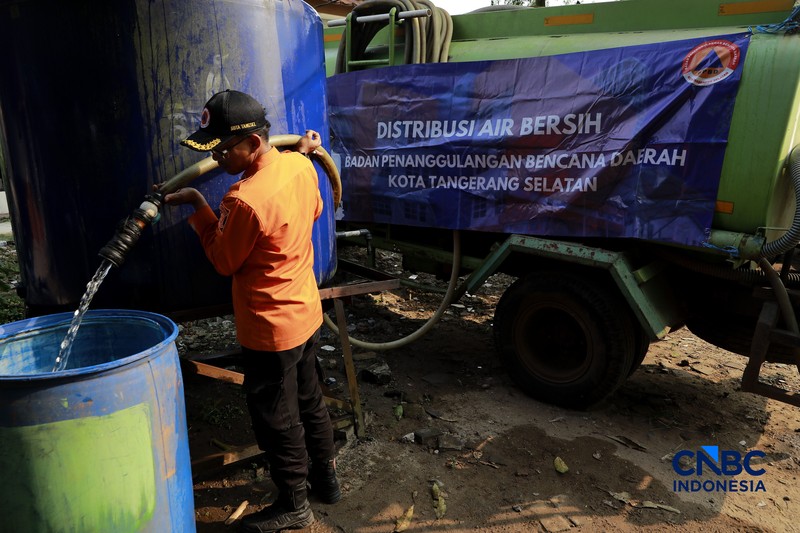 Warga mengambil air bersih di Kawasan Kampung Koceak, Kelurahan Keranggan, Tangerang Selatan, Selasa, (14/7/2026). (CNBC Indonesia/Muhammad Sabki)