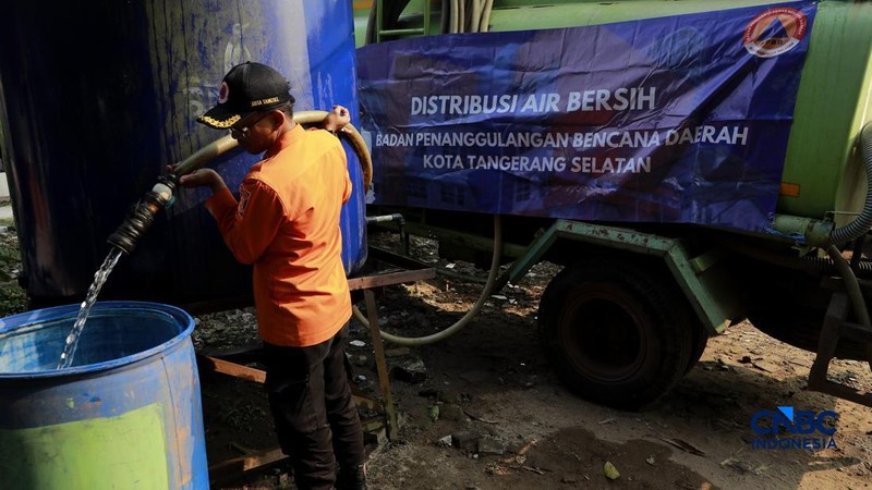 Warga mengambil air bersih di Kawasan Kampung Koceak, Kelurahan Keranggan, Tangerang Selatan, Selasa, (14/7/2026).