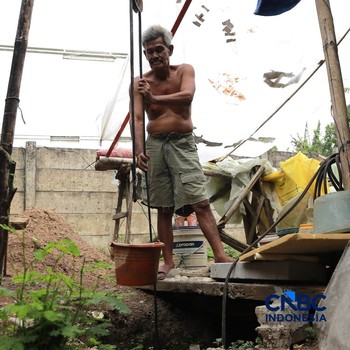 Warga mengambil air bersih di Kawasan Kampung Koceak, Kelurahan Keranggan, Tangerang Selatan, Selasa, (14/7/2026). (CNBC Indonesia/Muhammad Sabki)