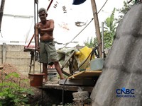 Warga mengambil air bersih di Kawasan Kampung Koceak, Kelurahan Keranggan, Tangerang Selatan, Selasa, (14/7/2026). (CNBC Indonesia/Muhammad Sabki)