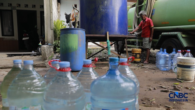 Warga mengambil air bersih di Kawasan Kampung Koceak, Kelurahan Keranggan, Tangerang Selatan, Selasa, (14/7/2026). (CNBC Indonesia/Muhammad Sabki)