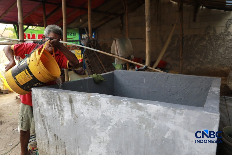 Warga mengambil air bersih di Kawasan Kampung Koceak, Kelurahan Keranggan, Tangerang Selatan, Selasa, (14/7/2026). (CNBC Indonesia/Muhammad Sabki)