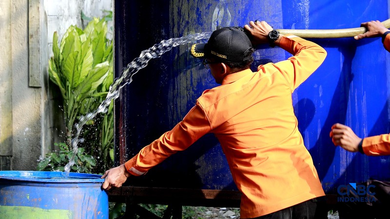 Warga mengambil air bersih di Kawasan Kampung Koceak, Kelurahan Keranggan, Tangerang Selatan, Selasa, (14/7/2026). (CNBC Indonesia/Muhammad Sabki)