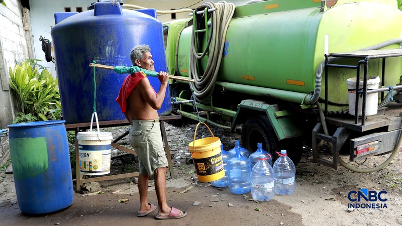 Warga mengambil air bersih di Kawasan Kampung Koceak, Kelurahan Keranggan, Tangerang Selatan, Selasa, (14/7/2026). (CNBC Indonesia/Muhammad Sabki)