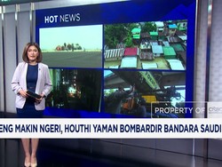 Yaman Bombardir Bandara Saudi - Truk Crane 'Nyangkut' di JPO Tendean