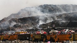Petaka Asap Gunung Sampah di Tangerang