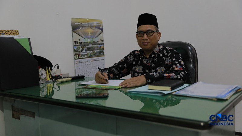 Sepasang calon pengantin Azril 24 tahun dan Julia 23 tahun menjalani prosesi akad nikah di KUA Tebet, Jakarta, Jumat, (17/7/2026). (CNBC Indonesia/Muhammad Sabki)