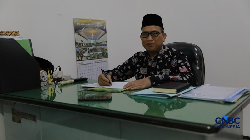 Kepala KUA Kecamatan Tebet, Nasurulloh, saat ditemui di Kantor Urusan Agama (KUA) Kecamatan Tebet, Jakarta, Rabu (15/7/2026). (CNBC Indonesia/Muhammad Sabki)