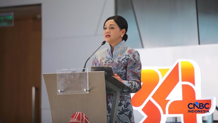 Ketua Dewan Komisioner Otoritas Jasa Keuangan, Friderica Widyasari Dewi saat menyampaikan pemaparan dalam Investment Forum 2026 di Bursa Efek Indonesia (BEI), Jakarta, Rabu (15/7/2026). (CNBC Indonesia/Faisal Rahman)