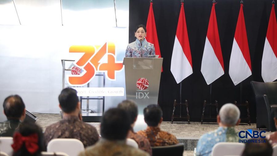 Ketua Dewan Komisioner Otoritas Jasa Keuangan, Friderica Widyasari Dewi saat menyampaikan pemaparan dalam Investment Forum 2026 di Bursa Efek Indonesia (BEI), Jakarta, Rabu (15/7/2026). (CNBC Indonesia/Faisal Rahman)