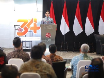 Ketua Dewan Komisioner Otoritas Jasa Keuangan, Friderica Widyasari Dewi saat menyampaikan pemaparan dalam Investment Forum 2026 di Bursa Efek Indonesia (BEI), Jakarta, Rabu (15/7/2026). (CNBC Indonesia/Faisal Rahman)