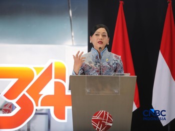 Ketua Dewan Komisioner Otoritas Jasa Keuangan, Friderica Widyasari Dewi saat menyampaikan pemaparan dalam Investment Forum 2026 di Bursa Efek Indonesia (BEI), Jakarta, Rabu (15/7/2026). (CNBC Indonesia/Faisal Rahman)