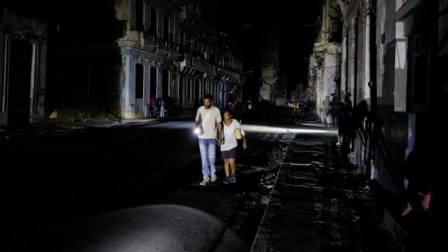 Kuba kembali mengalami pemadaman listrik berskala nasional, Rabu, (15/7/2026),  yang menyebabkan seluruh wilayah negara kepulauan tersebut kehilangan pasokan listrik. (REUTERS/Norlys Perez)