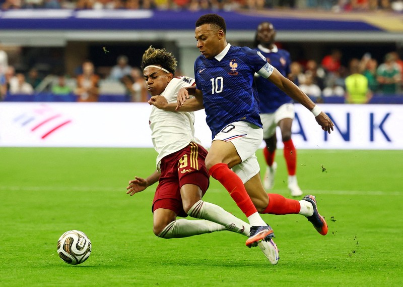 Pedro Porro merayakan kemenangan usai Spanyol memastikan lolos ke final Piala Dunia FIFA 2026 setelah mengalahkan Prancis pada laga semifinal di Dallas Stadium, Arlington, Texas, Amerika Serikat, Selasa (14/7/2026). (REUTERS/Albert Gea)