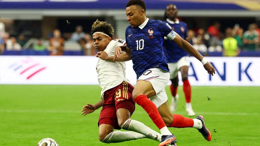 Kylian Mbappe berduel dengan Lamine Yamal dalam pertandingan semifinal Piala Dunia FIFA 2026 antara Prancis dan Spanyol di Dallas Stadium, Arlington, Texas, Amerika Serikat, Selasa (14/7/2026).