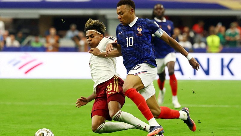 Kylian Mbappe berduel dengan Lamine Yamal dalam pertandingan semifinal Piala Dunia FIFA 2026 antara Prancis dan Spanyol di Dallas Stadium, Arlington, Texas, Amerika Serikat, Selasa (14/7/2026).
