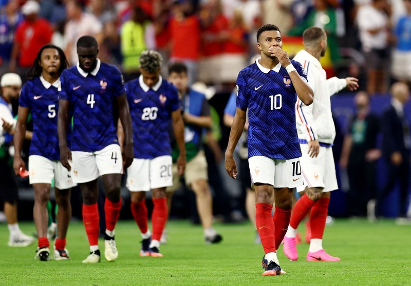 Pedro Porro merayakan kemenangan usai Spanyol memastikan lolos ke final Piala Dunia FIFA 2026 setelah mengalahkan Prancis pada laga semifinal di Dallas Stadium, Arlington, Texas, Amerika Serikat, Selasa (14/7/2026). (REUTERS/Albert Gea)