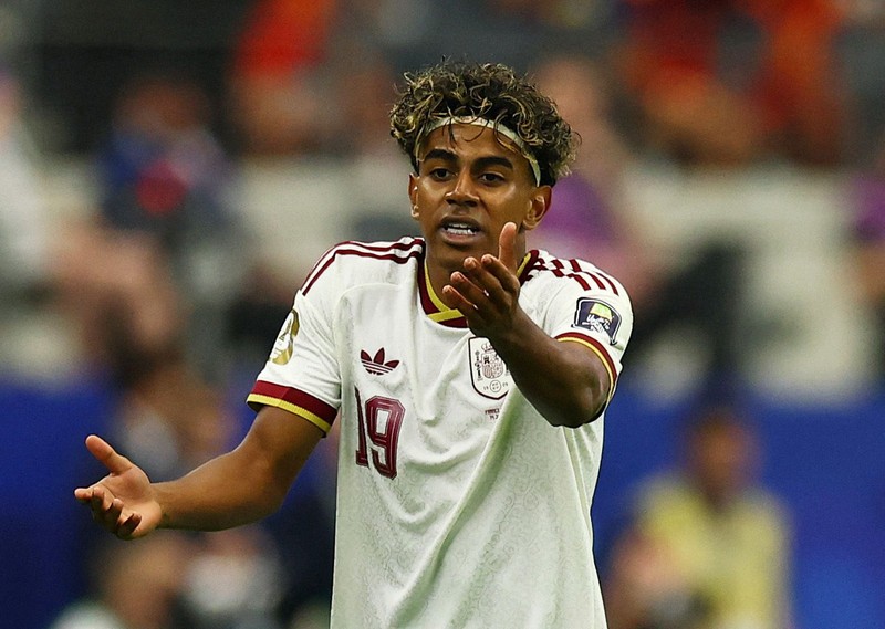 Pedro Porro merayakan kemenangan usai Spanyol memastikan lolos ke final Piala Dunia FIFA 2026 setelah mengalahkan Prancis pada laga semifinal di Dallas Stadium, Arlington, Texas, Amerika Serikat, Selasa (14/7/2026). (REUTERS/Albert Gea)