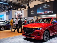 Mazda CX-60 yang awalnya ditargetkan untuk terjual 30-unit, berhasil mencapai penjualan lebih dari 100-unit sepanjang GIIAS 2024. (Dok. Mazda)