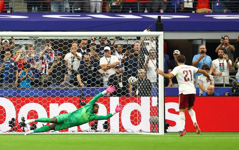 Pedro Porro merayakan kemenangan usai Spanyol memastikan lolos ke final Piala Dunia FIFA 2026 setelah mengalahkan Prancis pada laga semifinal di Dallas Stadium, Arlington, Texas, Amerika Serikat, Selasa (14/7/2026). (REUTERS/Albert Gea)