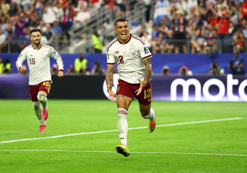 Pedro Porro merayakan kemenangan usai Spanyol memastikan lolos ke final Piala Dunia FIFA 2026 setelah mengalahkan Prancis pada laga semifinal di Dallas Stadium, Arlington, Texas, Amerika Serikat, Selasa (14/7/2026). (REUTERS/Albert Gea)