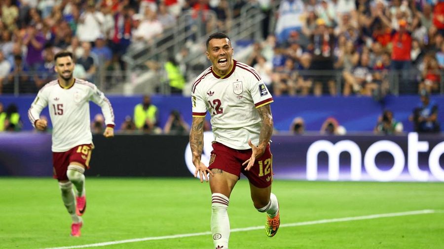 Pedro Porro merayakan gol kedua Spanyol dalam pertandingan semifinal Piala Dunia FIFA 2026 melawan Prancis di Dallas Stadium, Arlington, Texas, Amerika Serikat, Selasa (14/7/2026).