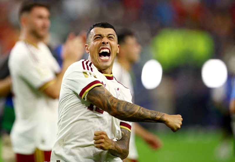Pedro Porro merayakan kemenangan usai Spanyol memastikan lolos ke final Piala Dunia FIFA 2026 setelah mengalahkan Prancis pada laga semifinal di Dallas Stadium, Arlington, Texas, Amerika Serikat, Selasa (14/7/2026). (REUTERS/Albert Gea)