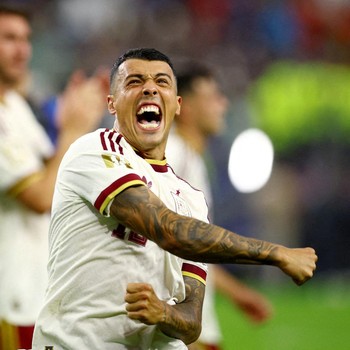 Pedro Porro merayakan kemenangan usai Spanyol memastikan lolos ke final Piala Dunia FIFA 2026 setelah mengalahkan Prancis pada laga semifinal di Dallas Stadium, Arlington, Texas, Amerika Serikat, Selasa (14/7/2026). (REUTERS/Albert Gea)