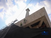 Pekerja membersihkan badan Tugu Monumen Nasional (Monas) di Jakarta, Rabu (15/7/2026). (CNBC Indonesia/Faisal Rahman)