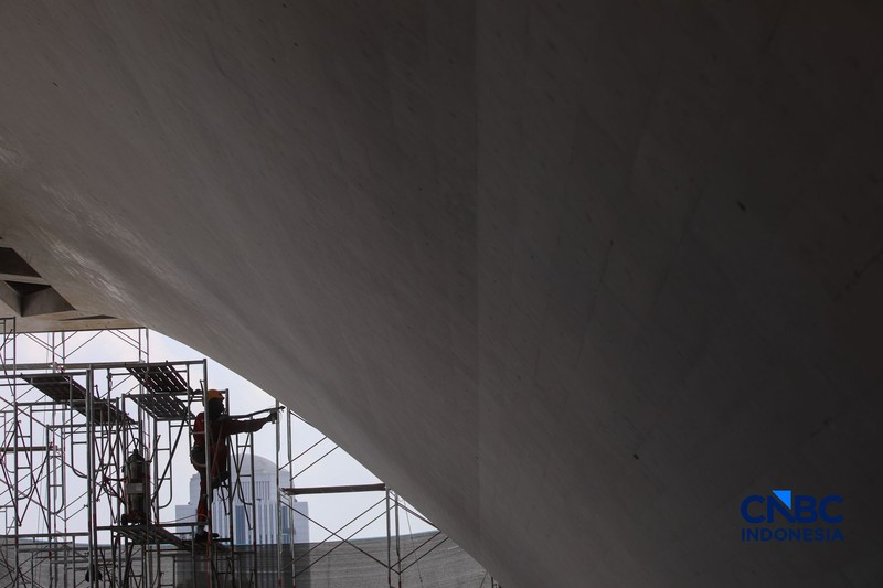 Pekerja membersihkan badan Tugu Monumen Nasional (Monas) di Jakarta, Rabu (15/7/2026). (CNBC Indonesia/Faisal Rahman)