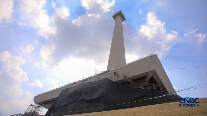 Pekerja membersihkan badan Tugu Monumen Nasional (Monas) di Jakarta, Rabu (15/7/2026). (CNBC Indonesia/Faisal Rahman)